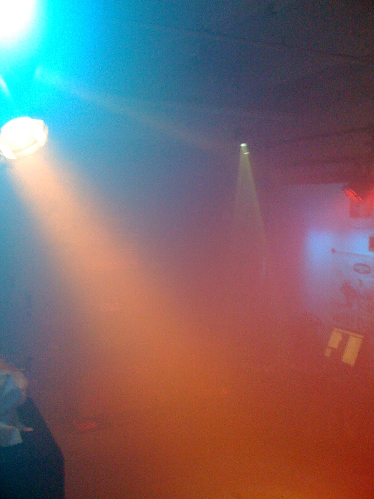Blaues Nebellicht auf der Buehne