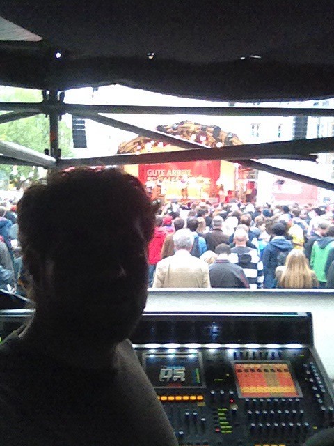 Blick über die Menge auf die Bühne beim CSD am Marienplatz in München, Digitalpult im Vordergrund