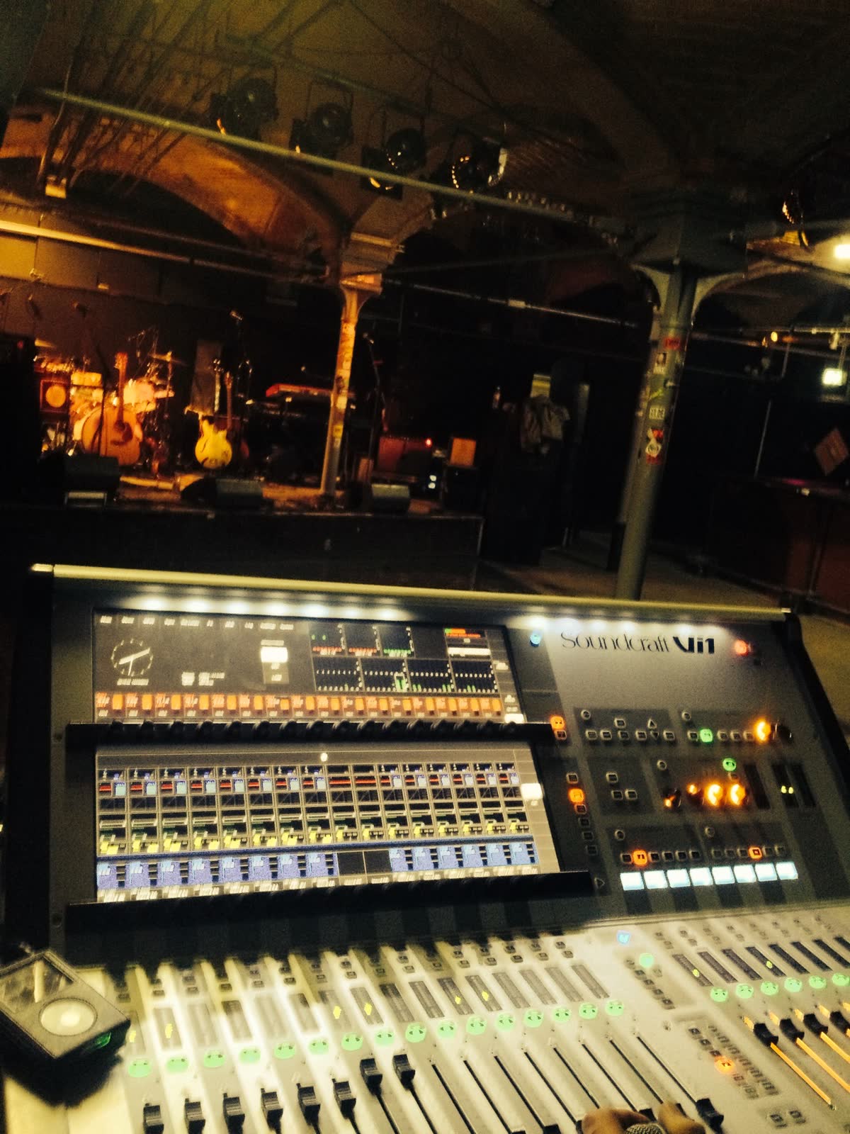 Soundcraft Vi1 im Club, warmes Licht über der Bühne