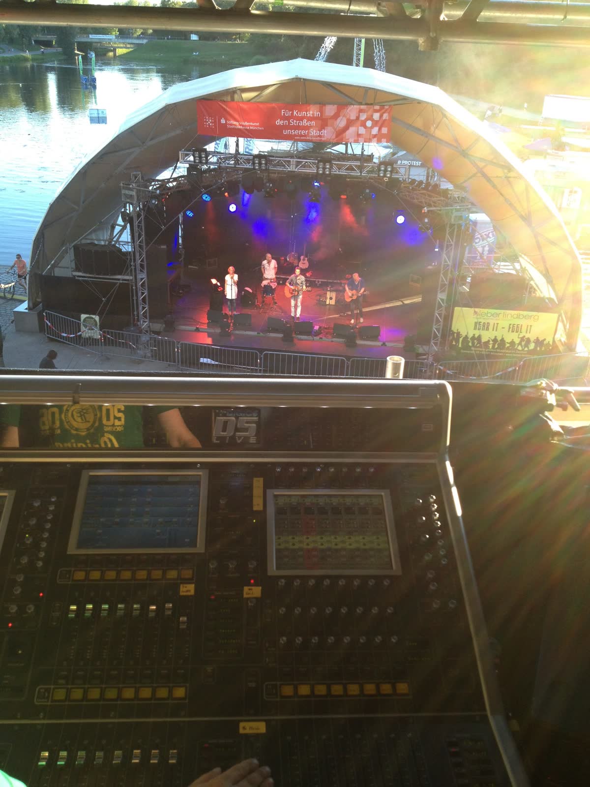Bühne am Wasser unter dem Kuppeldach des Theatron im Olympiapark München, Band im Gegenlicht