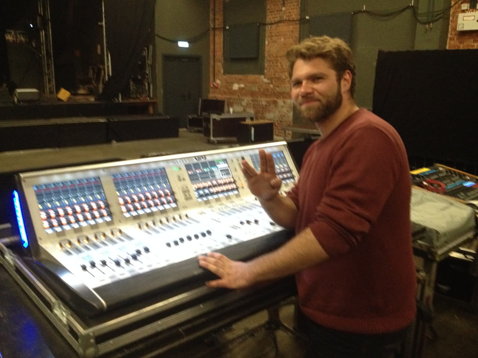 Hannes am Digitalpult im Werk 2 in Leipzig